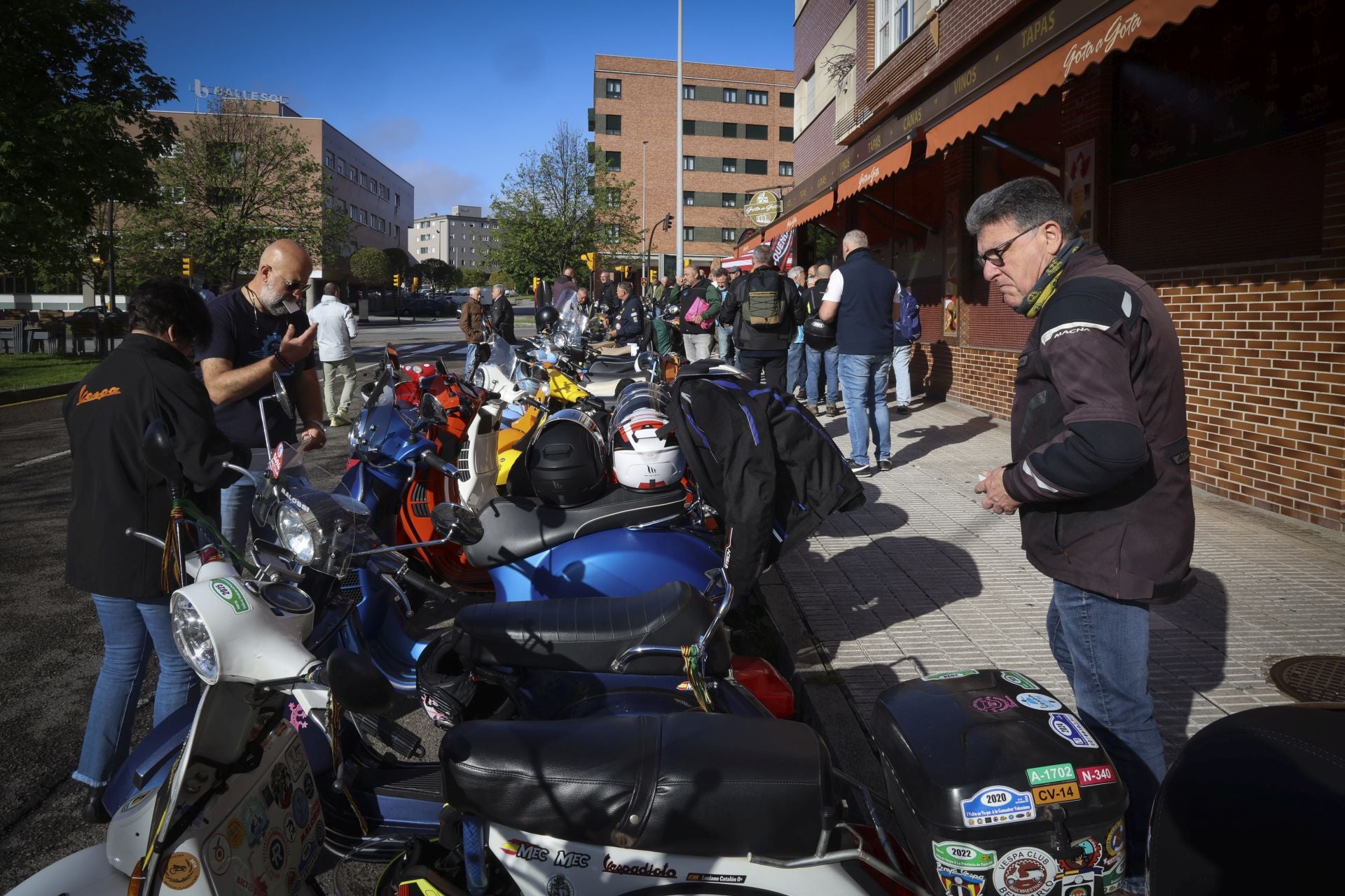 La ruta de las vespas invade Gijón