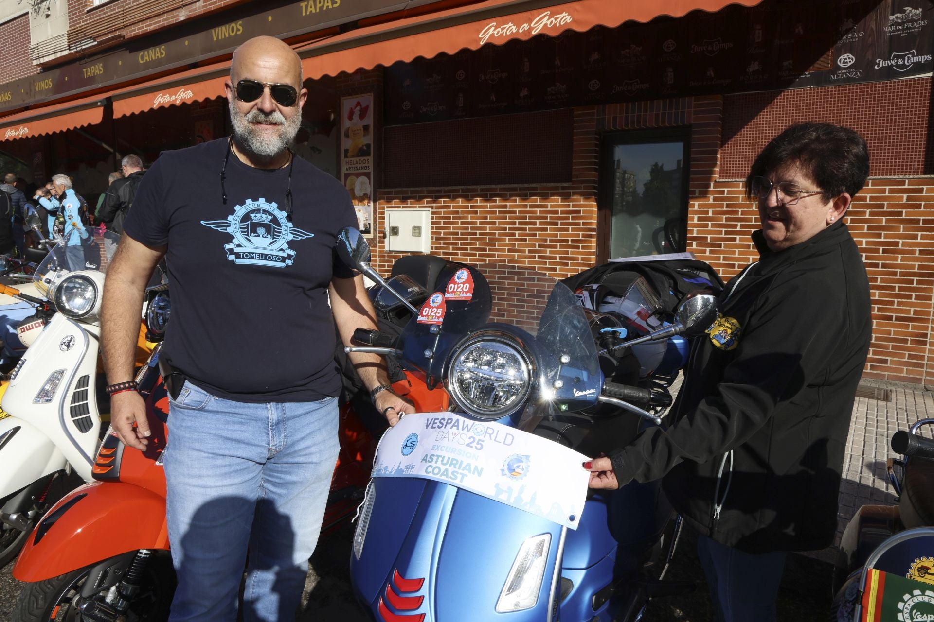 La ruta de las vespas invade Gijón