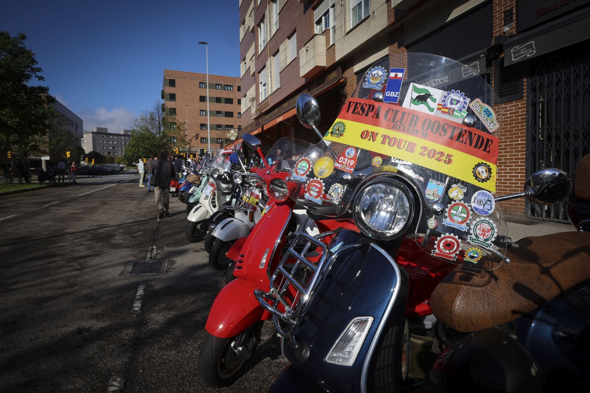 La ruta de las vespas invade Gijón