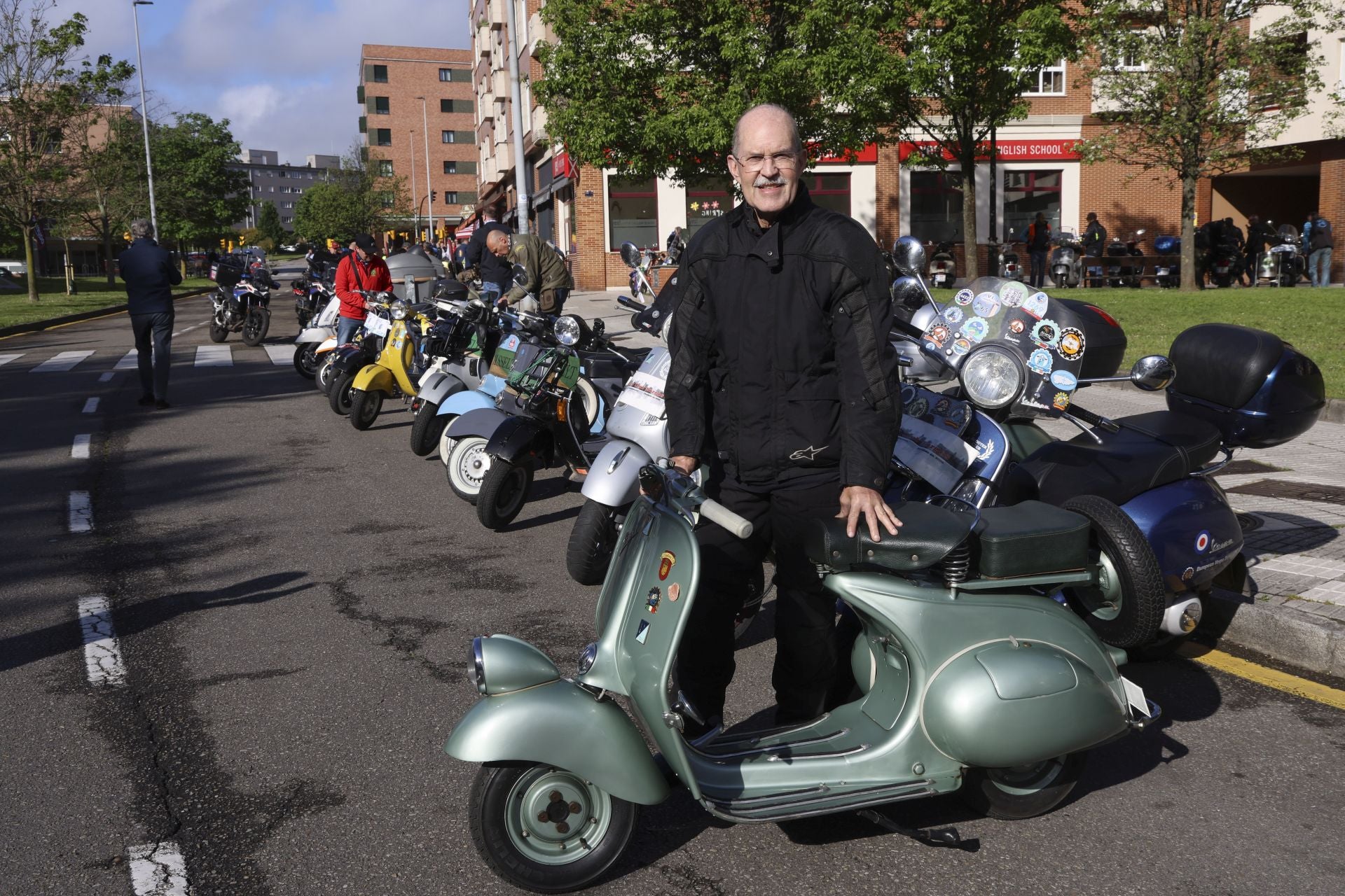 La ruta de las vespas invade Gijón