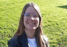 La gijonesa Carmen De-Bernardi, sentada en un banco de El Humedal.