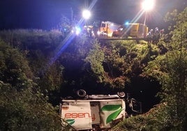 Un camionero, herido grave al caer a un arroyo en Tineo por un desnivel de unos diez metros