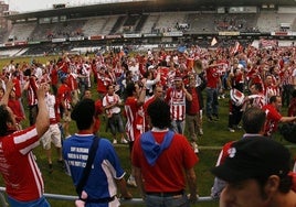 Cientos de aficionados del Sporting de Gijón saltaron al campo al término del partido al saber de la derrota de la Real Sociedad.