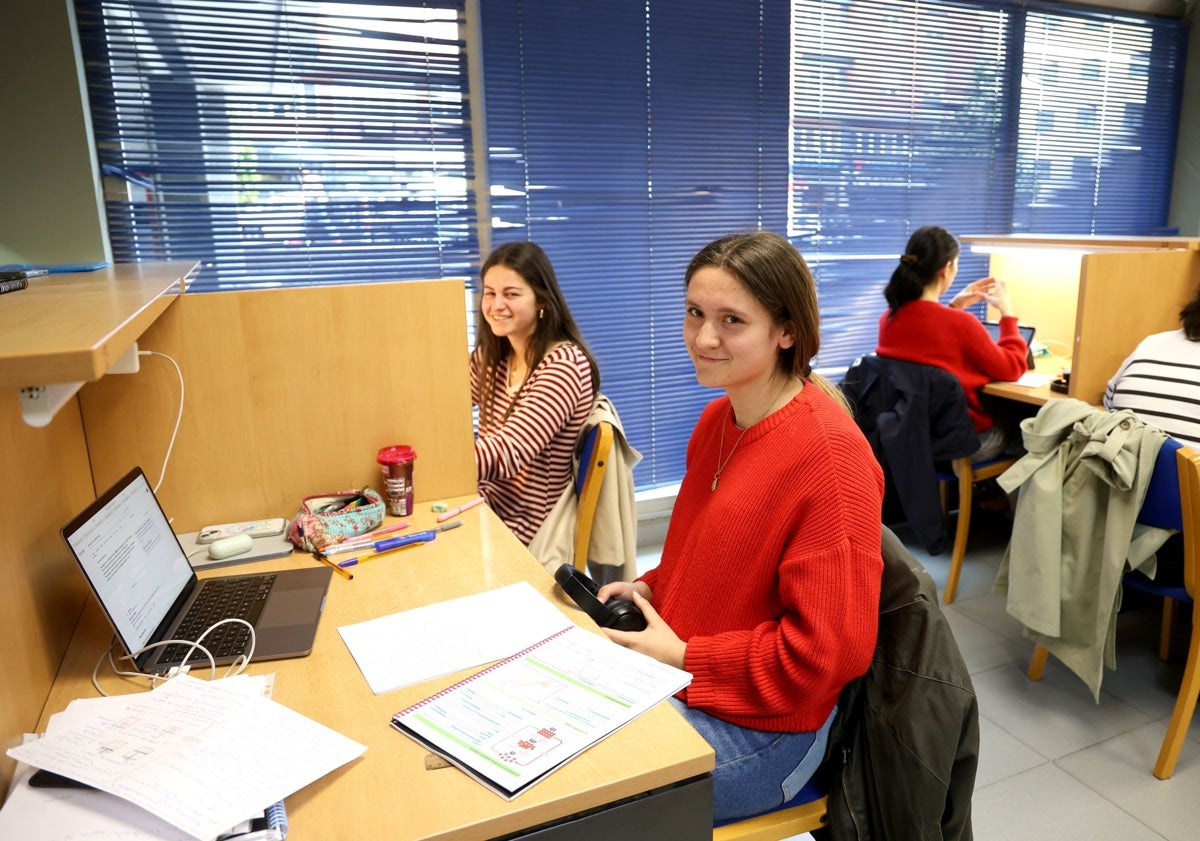 Imagen principal - Carlota Gutiérrez y Laura Meeuwsen, en El Vasco, y Paz Rojo y Carmen Martínez, en Santullano.