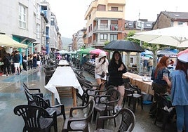 Participantes de la comida en la calle del año pasado, deslucida por la lluvia