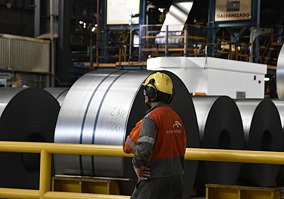 Un trabajador de Arcelor en la planta de Avilés.