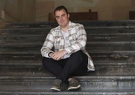 Jesús Vera, en las escaleras del Edificio Histórico de la Universidad de Oviedo.