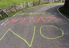 Mensaje racista escrito en una carretera de Laviana