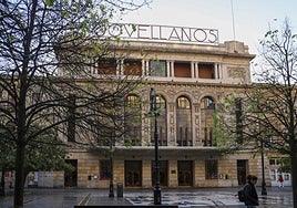 El luminoso de neón que adorna la fachada del Jovellanos acaba de ser restaurado.