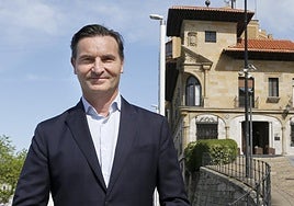 Jorge González Palacios, frente a la Casa Paquet.