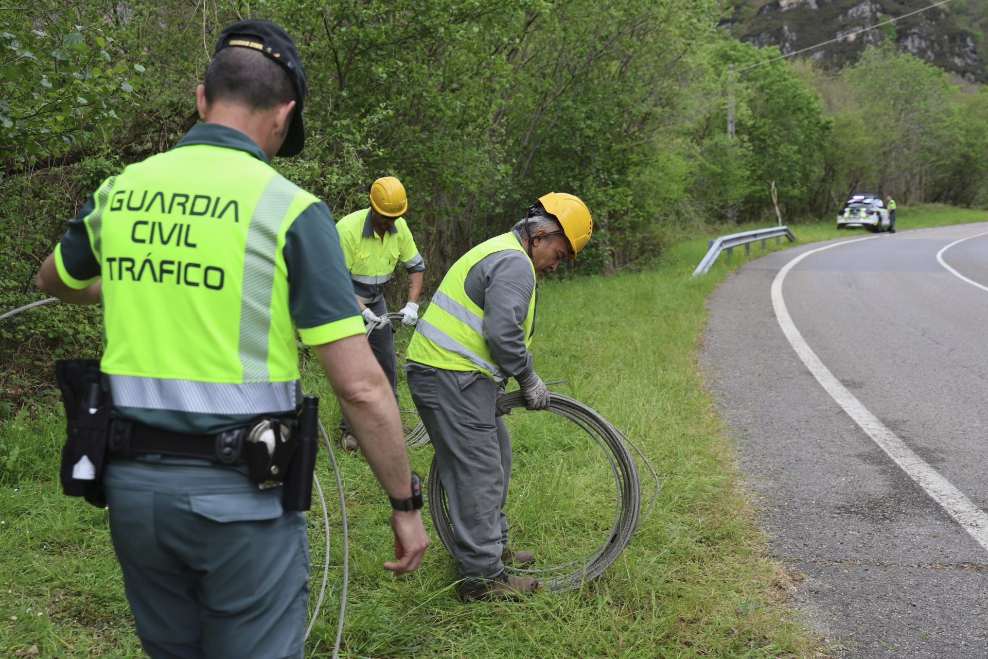 Drones, grandes flotadores y una grúa para sacar el helicóptero del embalse de Tanes