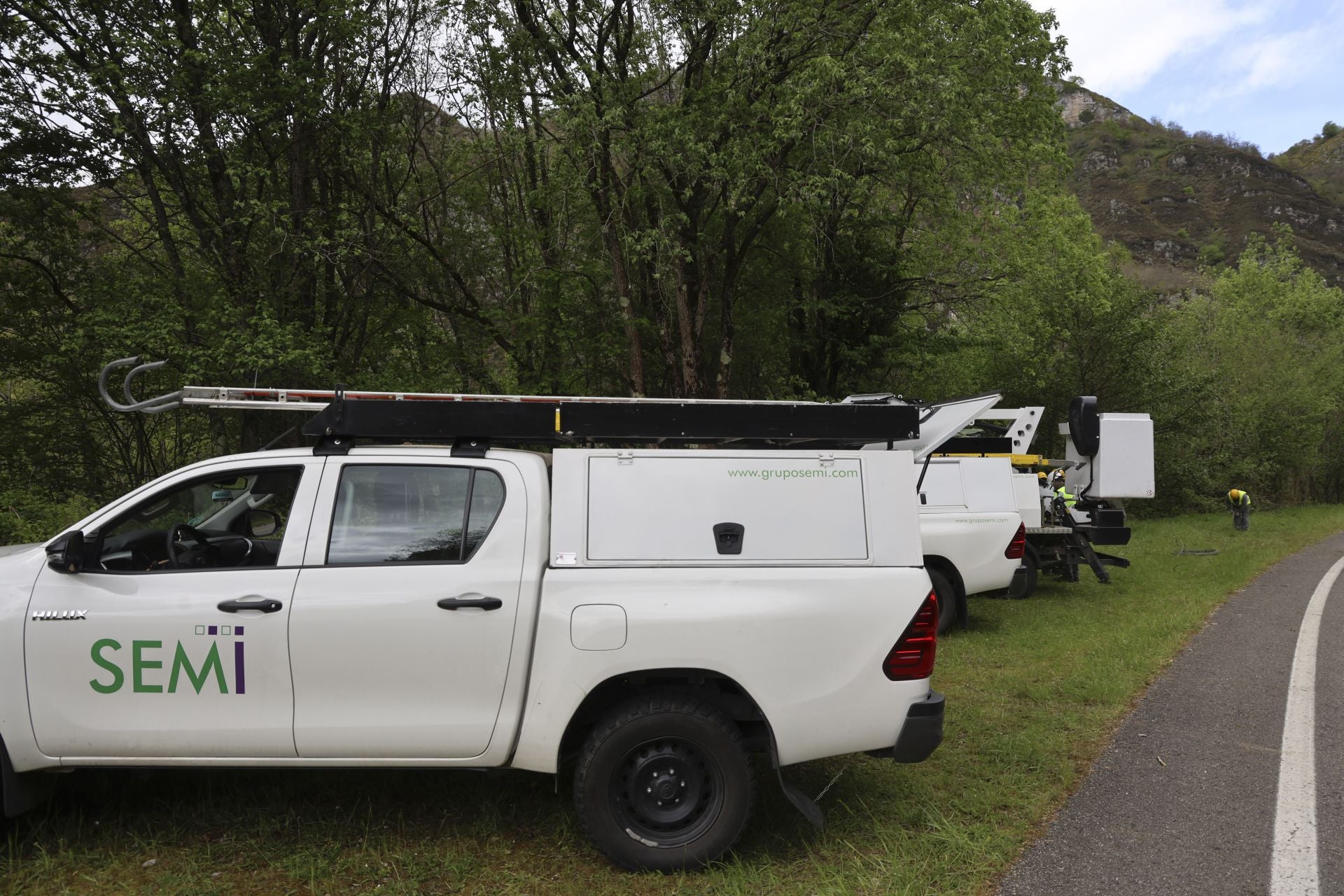 Drones, grandes flotadores y una grúa para sacar el helicóptero del embalse de Tanes
