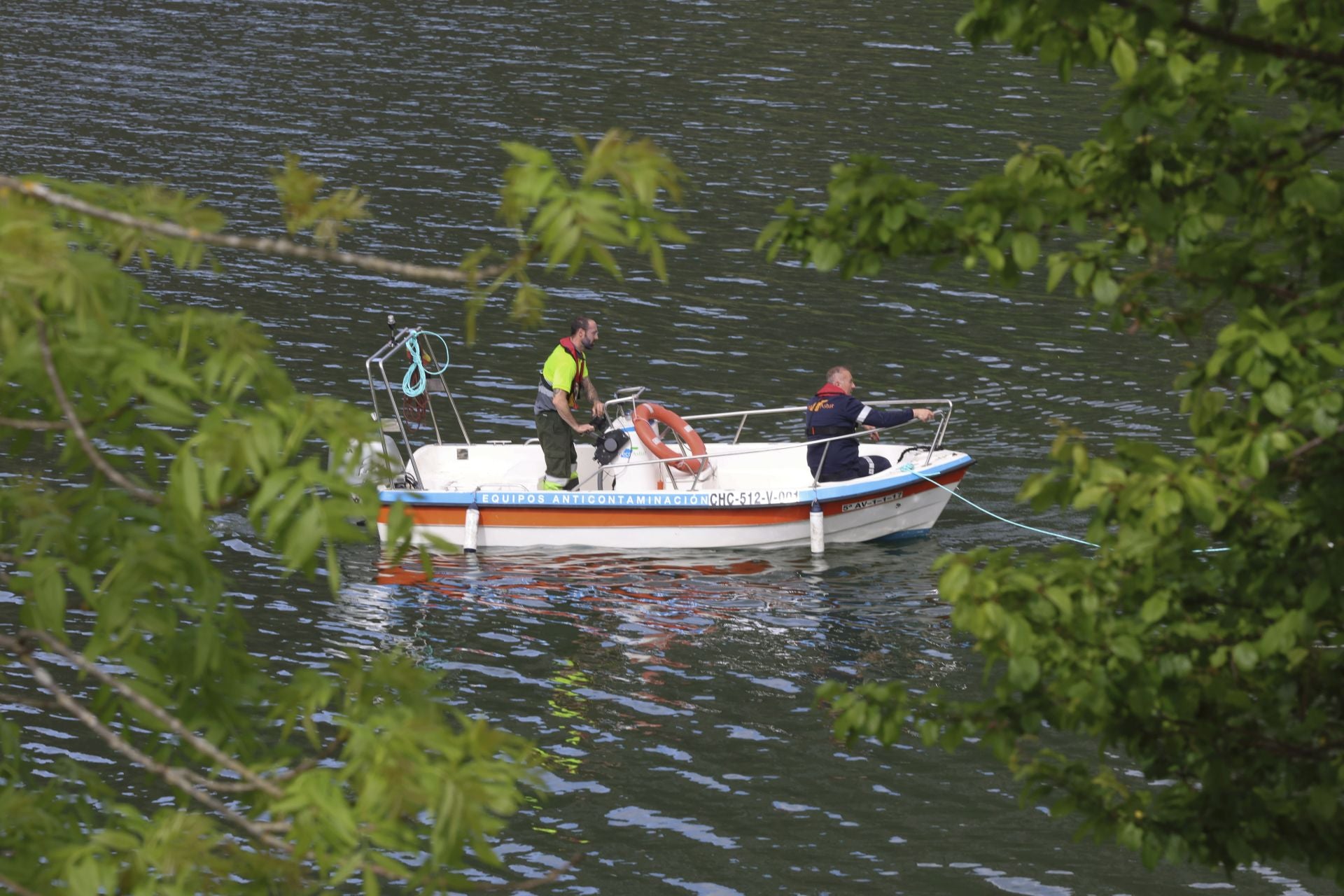 Drones, grandes flotadores y una grúa para sacar el helicóptero del embalse de Tanes