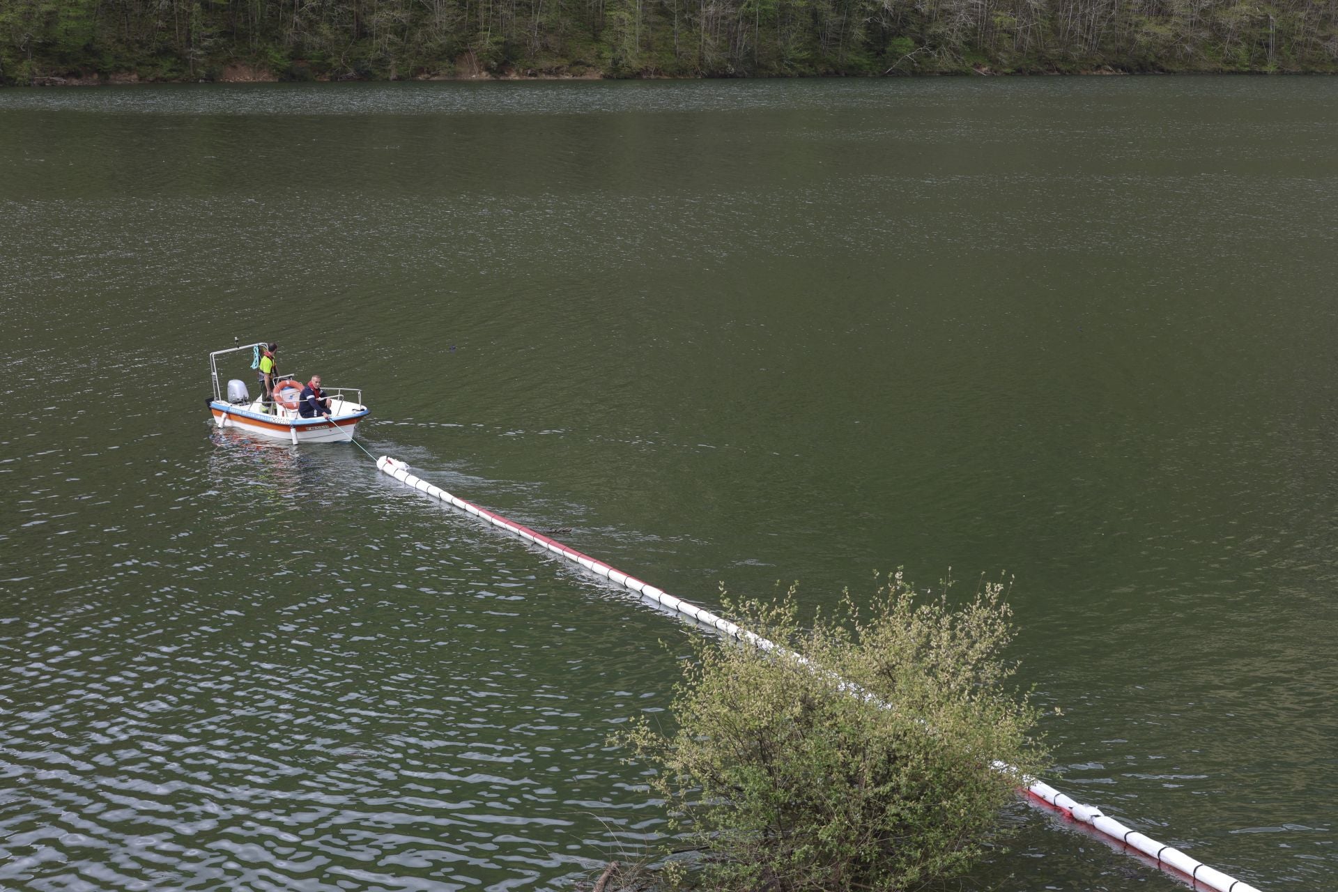 Drones, grandes flotadores y una grúa para sacar el helicóptero del embalse de Tanes