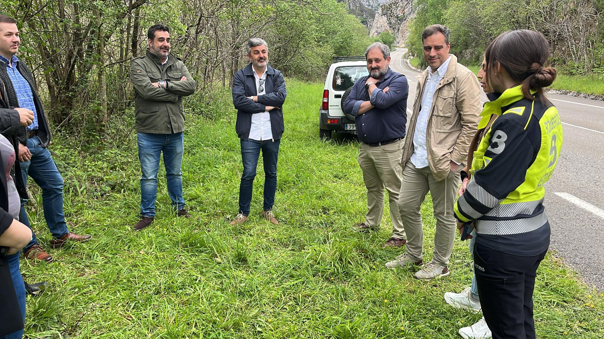 El operativo para rescatar el helicóptero accidentado en el embalse de Tanes: drones, grandes flotadores colocados por un equipo de buzos y una grúa