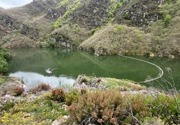 Drones, grandes flotadores y una grúa para sacar el helicóptero del embalse de Tanes