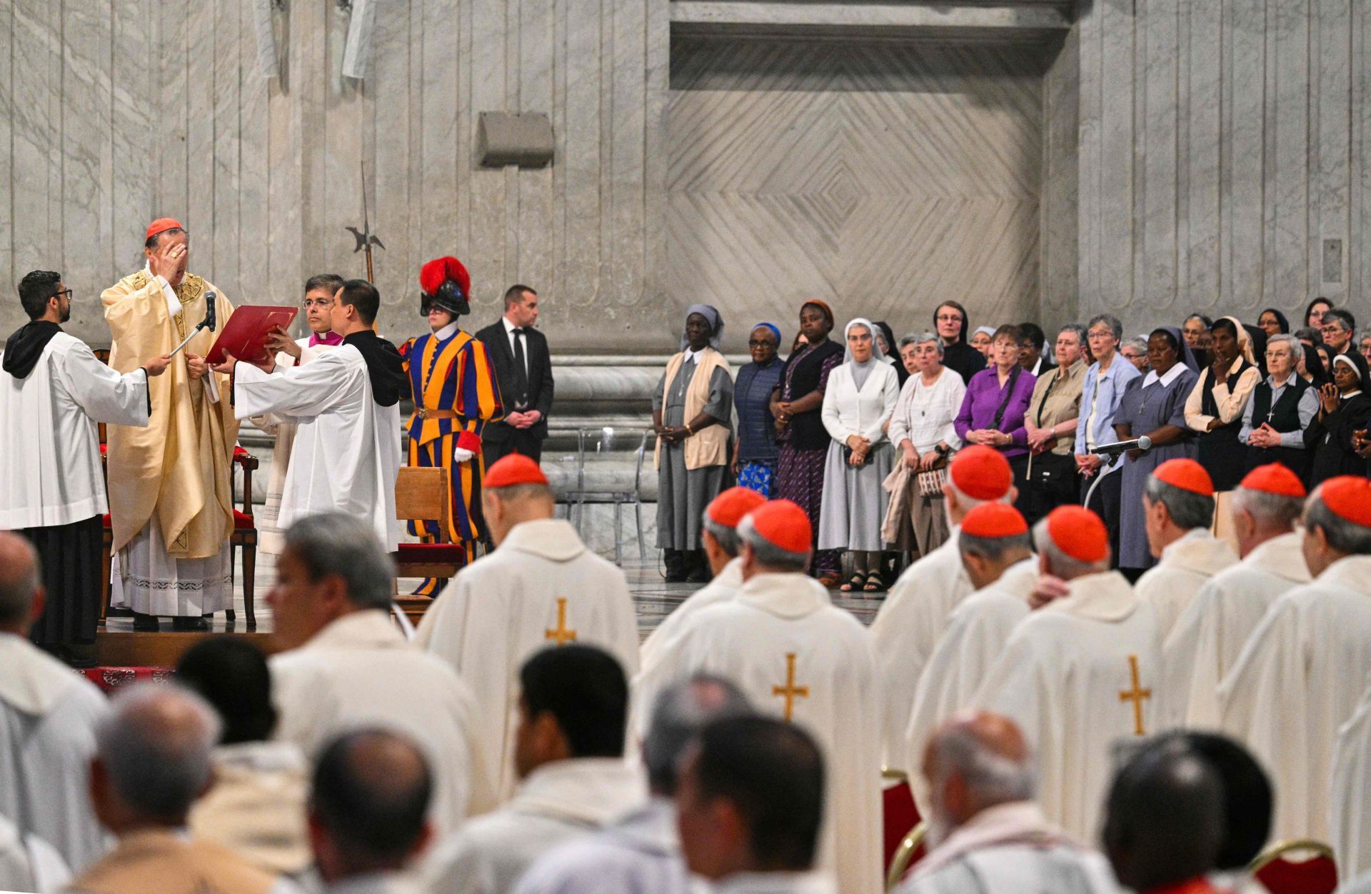 Fotos: El cardenal luanquín Ángel Fernández Artime oficia la misa novencial en el Vaticano