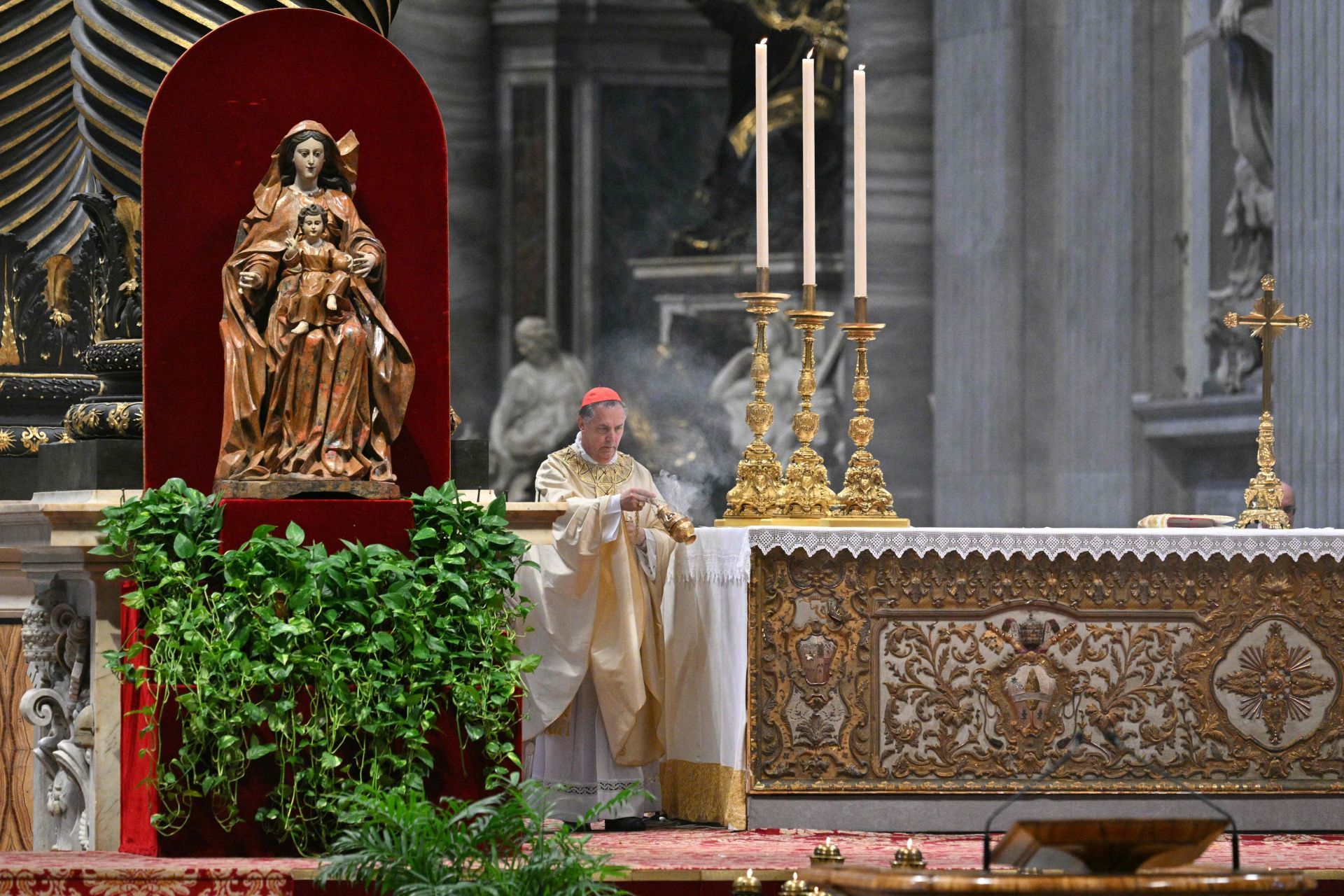 Fotos: El cardenal luanquín Ángel Fernández Artime oficia la misa novencial en el Vaticano