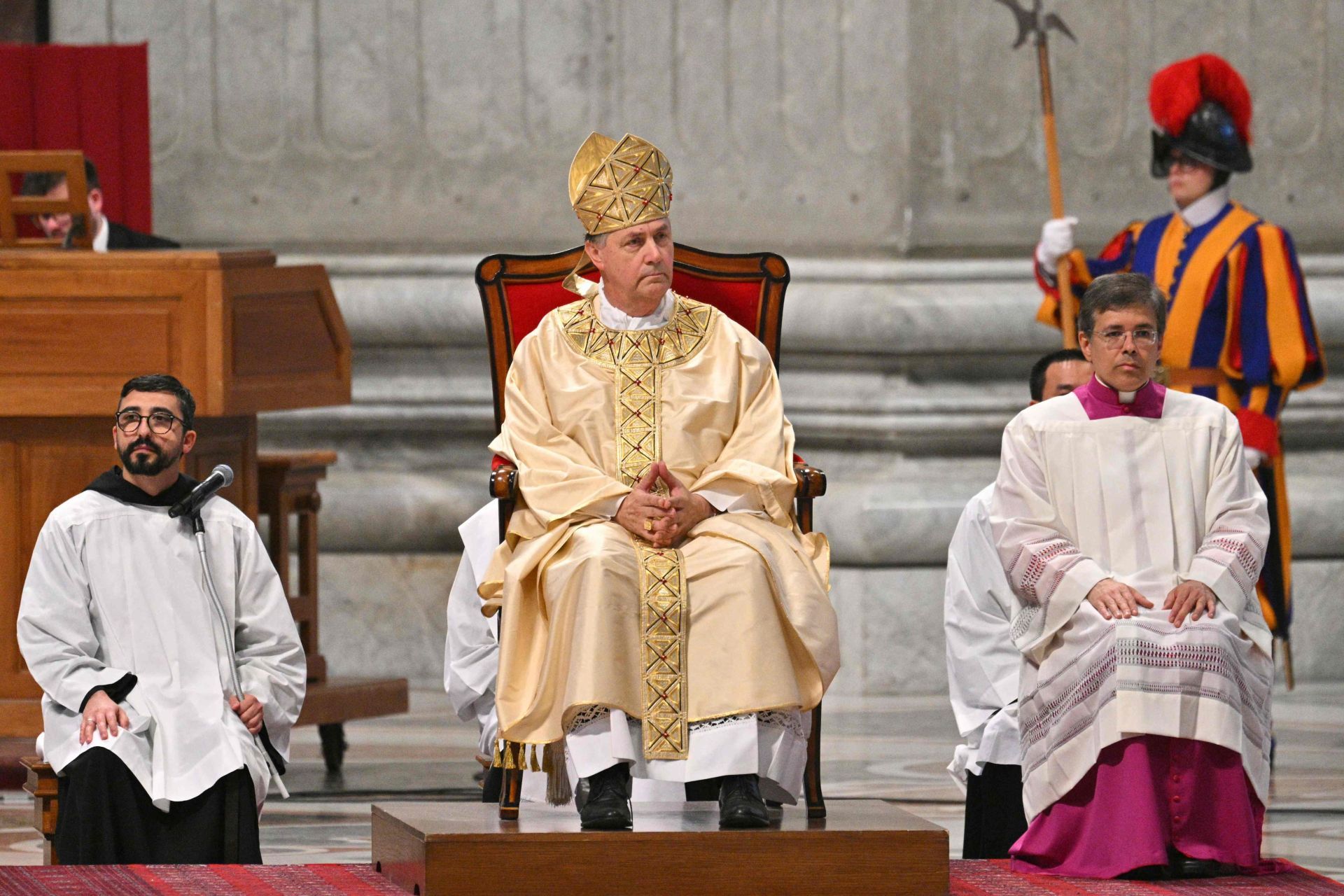Fotos: El cardenal luanquín Ángel Fernández Artime oficia la misa novencial en el Vaticano