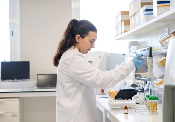 La técnico Estefanía Nava, trabajando en el Laboratorio de Microbiología de Asincar.