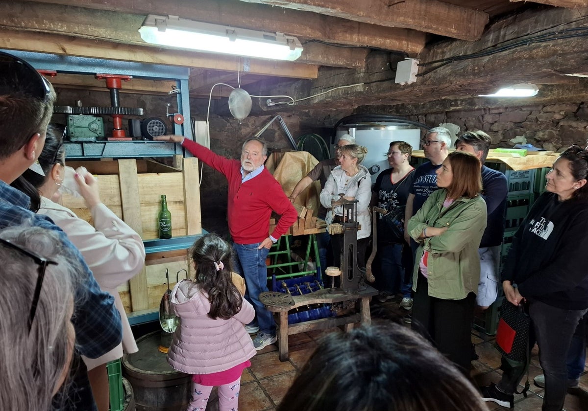 El llagarero Luis Prida explica el proceso de elaboración de sidra casera en Arboleya, Cabranes