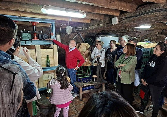El llagarero Luis Prida explica el proceso de elaboración de sidra casera en Arboleya, Cabranes