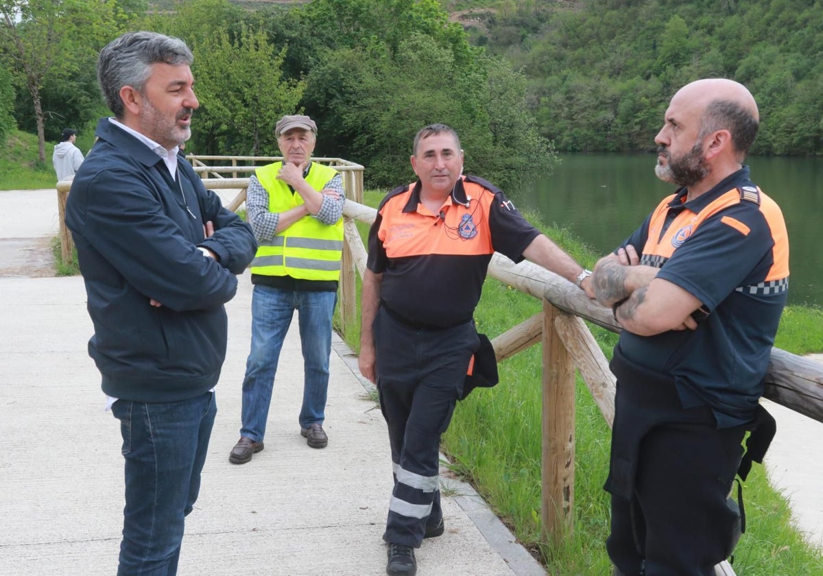El piloto «iba a por una primera carga de agua» cuando el helicóptero «tocó un cable» y cayó al embalse de Tanes