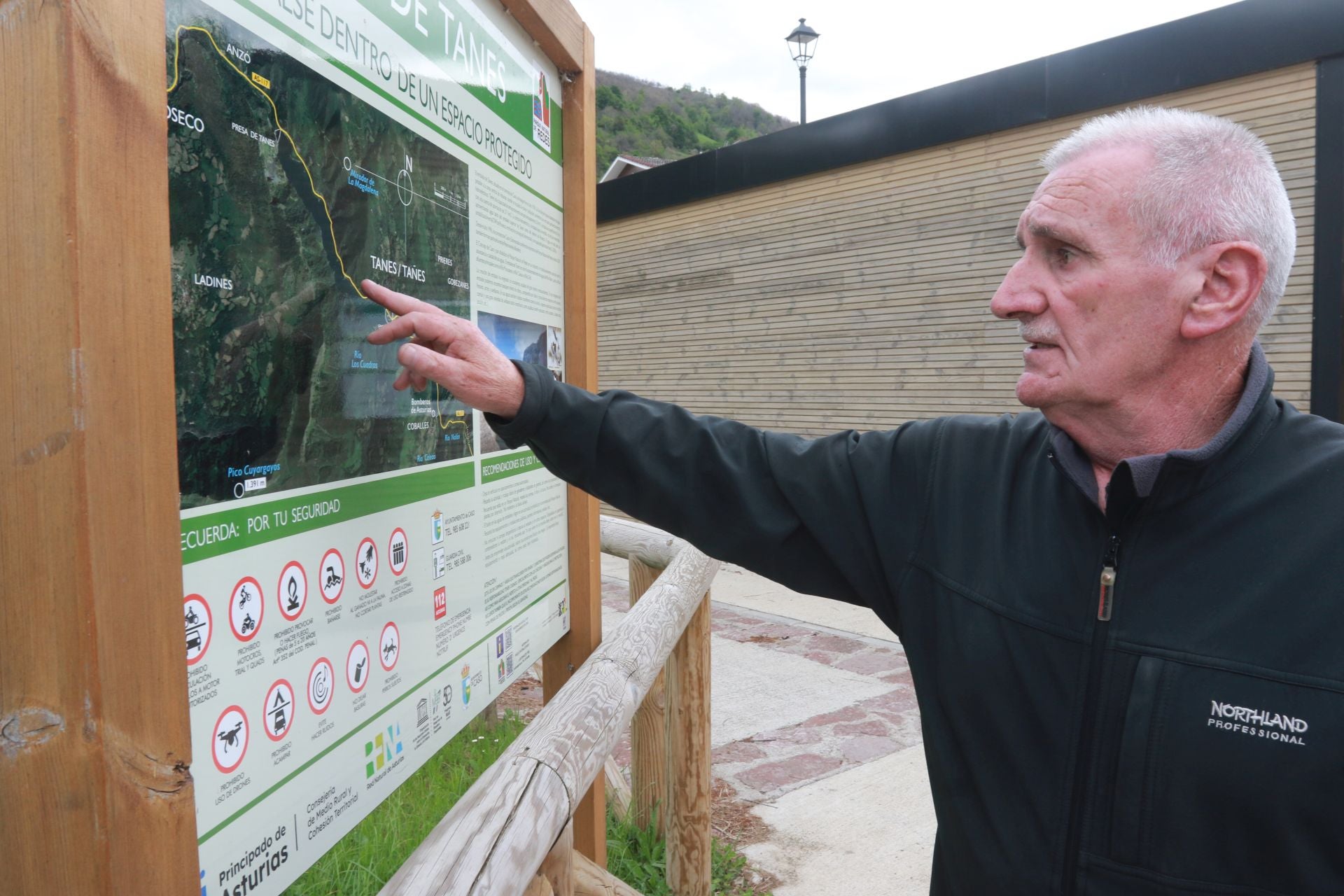 Drones, grandes flotadores y una grúa para sacar el helicóptero del embalse de Tanes