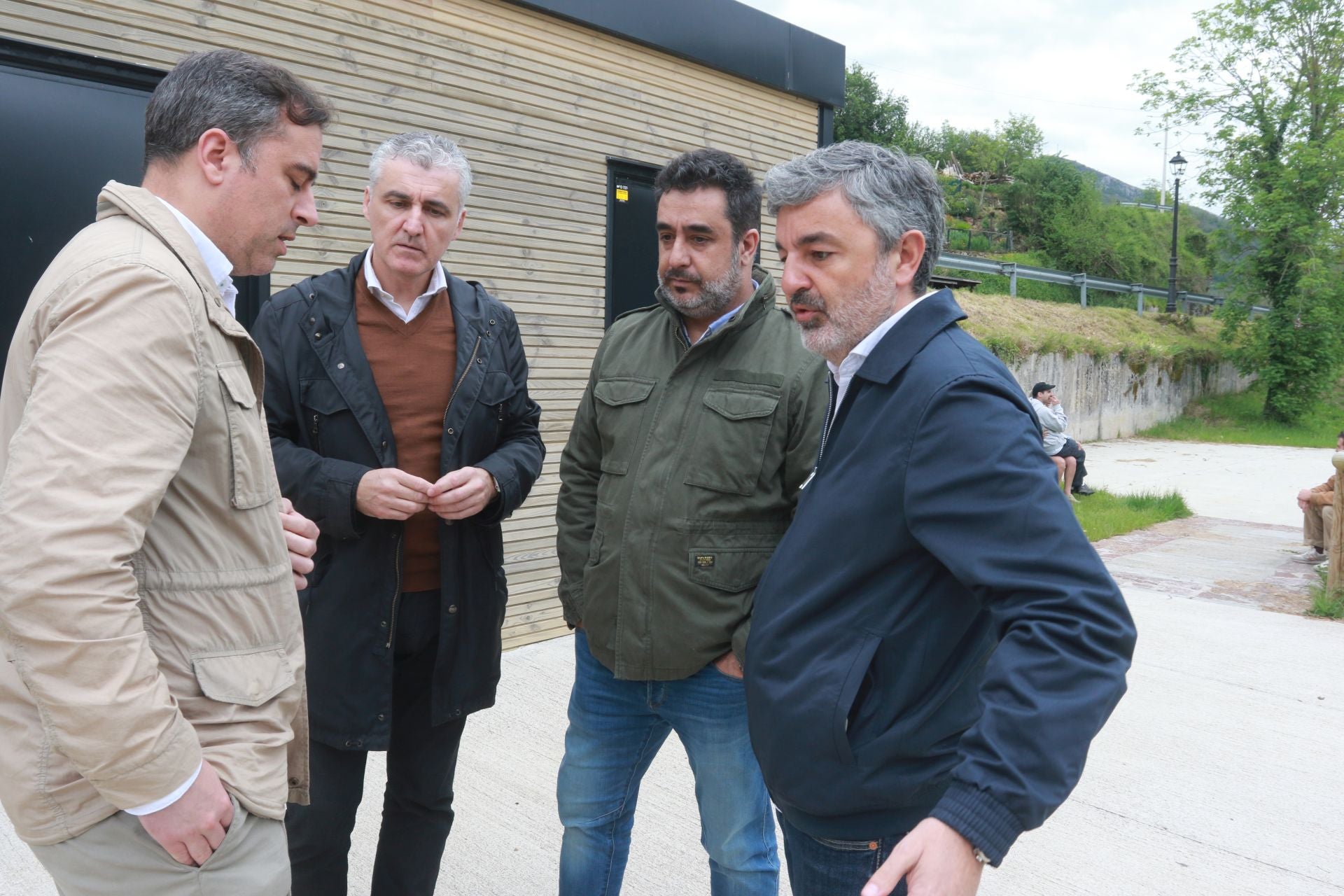 Drones, grandes flotadores y una grúa para sacar el helicóptero del embalse de Tanes