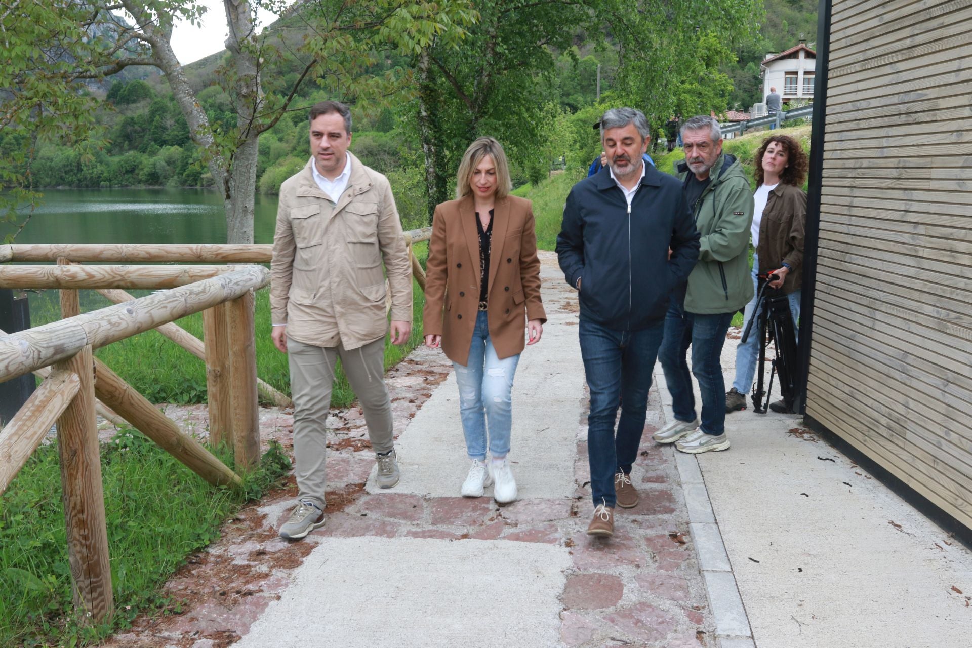Drones, grandes flotadores y una grúa para sacar el helicóptero del embalse de Tanes