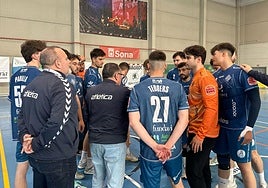 Los jugadores del Horizonte Atlética atienden a las instrucciones de Juan Muñiz en un tiempo muerto.