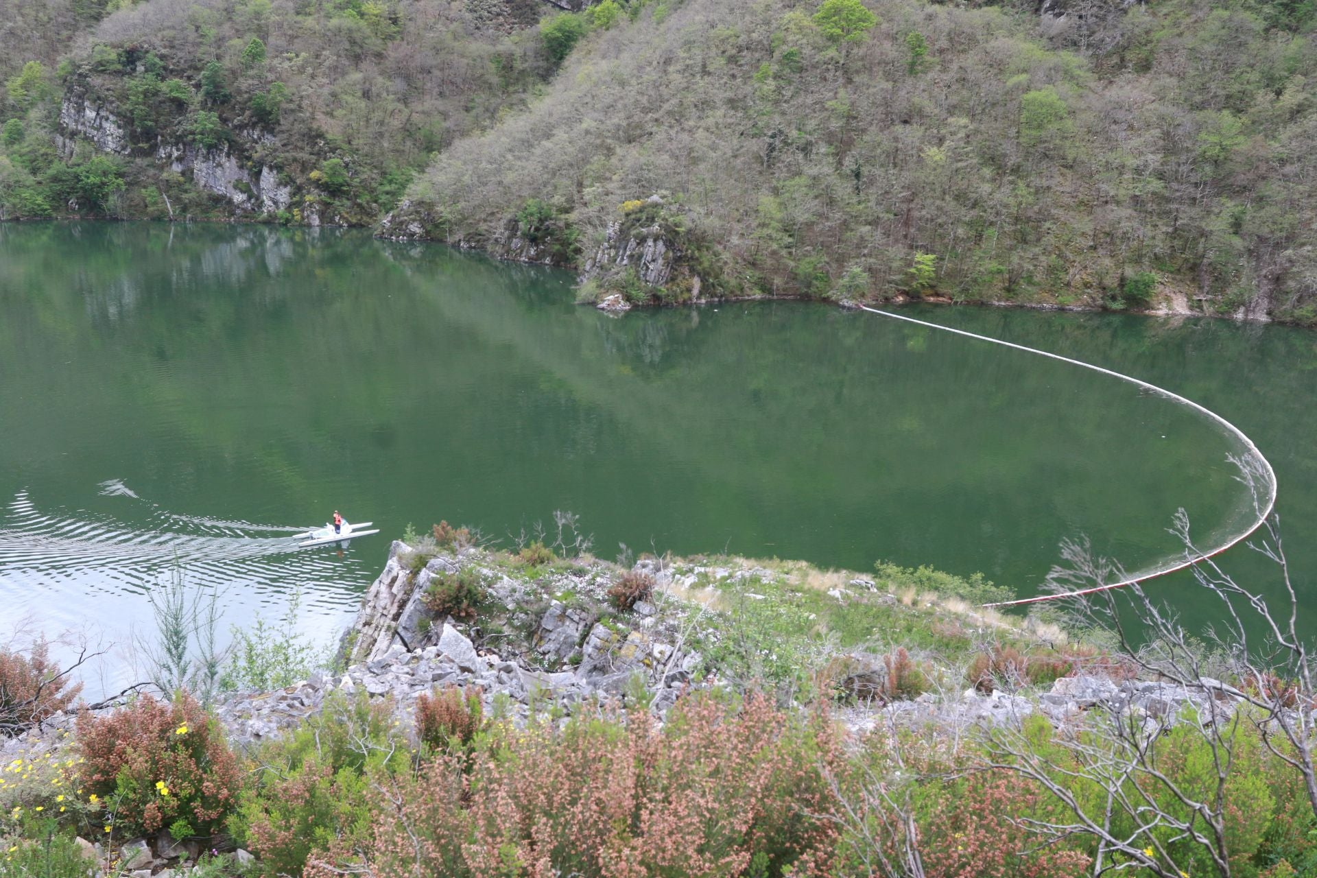 Drones, grandes flotadores y una grúa para sacar el helicóptero del embalse de Tanes