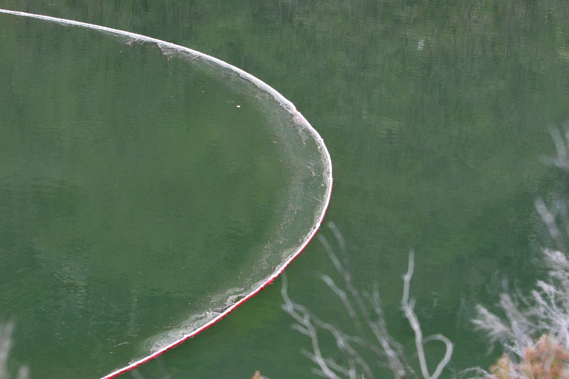 Drones, grandes flotadores y una grúa para sacar el helicóptero del embalse de Tanes