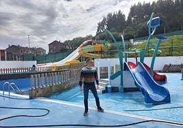 El alcalde Iván Fernández visitó los trabajos de puesta a punto del parque acuático.