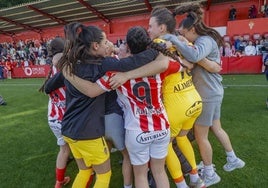 Las jugadoras del Sporting celebran uno de los goles ante Osasuna