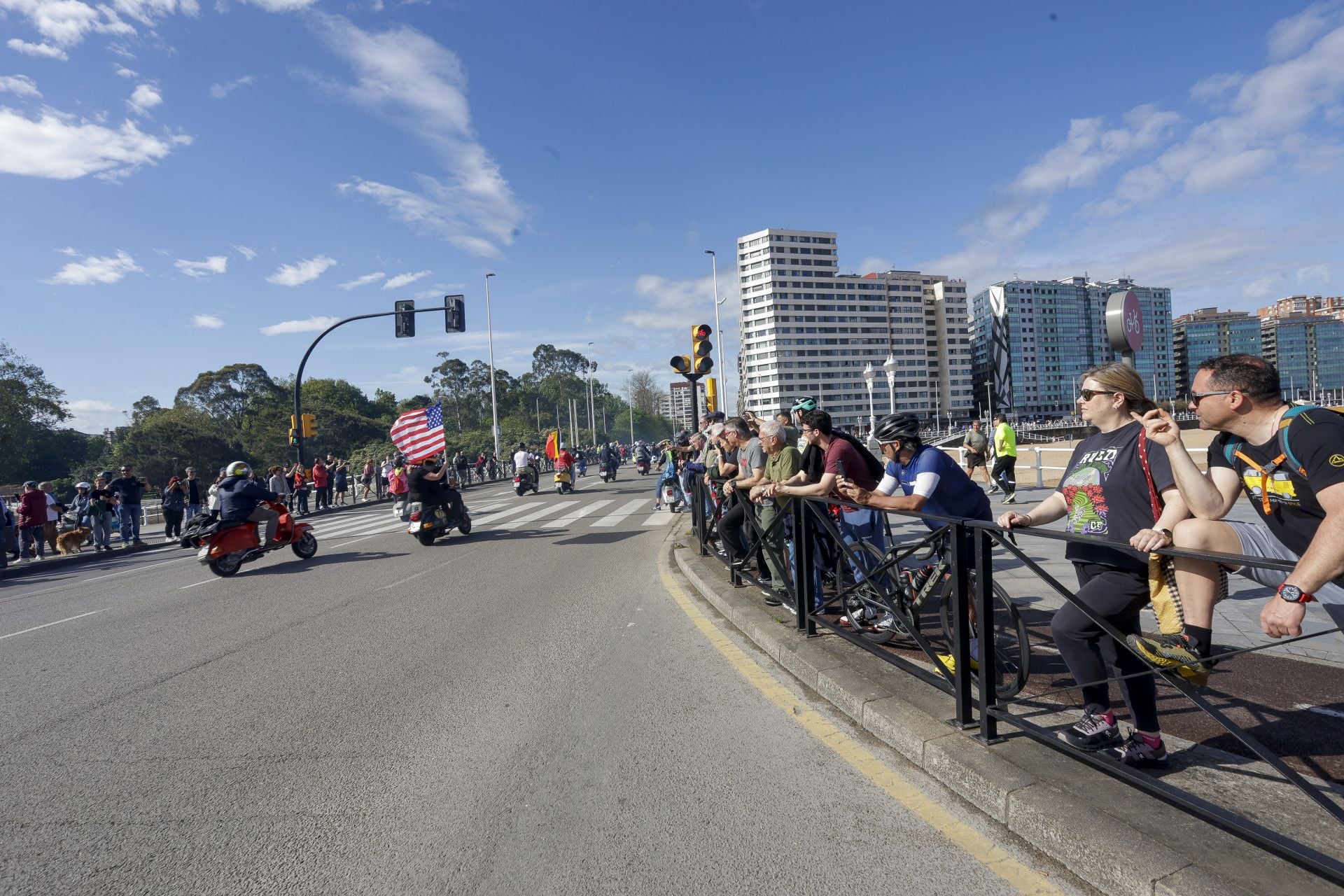 Miles de Vespas invaden Gijón
