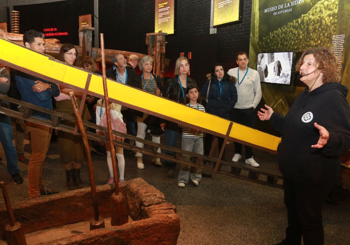 Imagen principal - Nava explora la tradición sidrera a través de su historia
