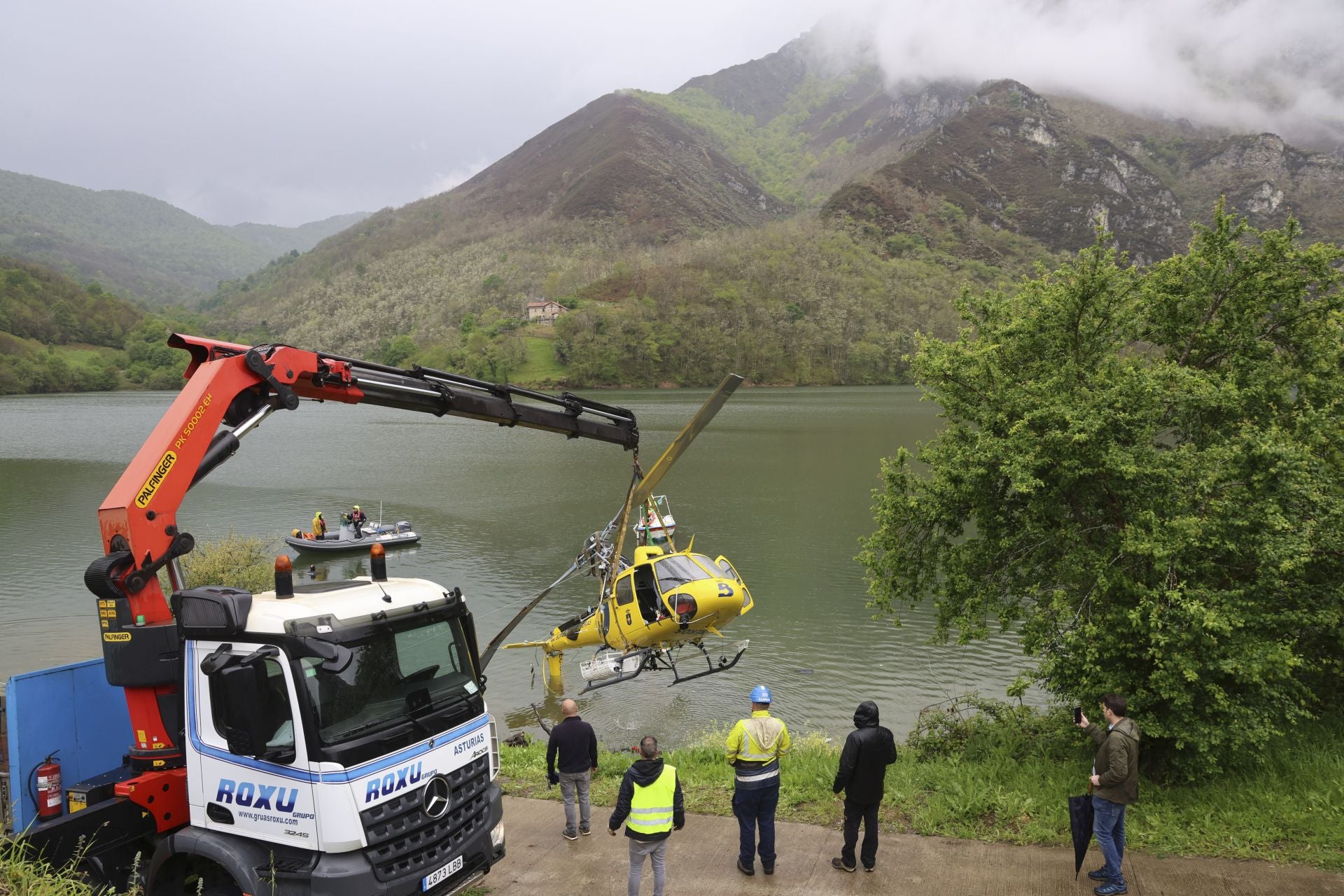 Localizan el helicóptero que se cayó al embalse de Tanes: está boca abajo a 10 metros de profundidad