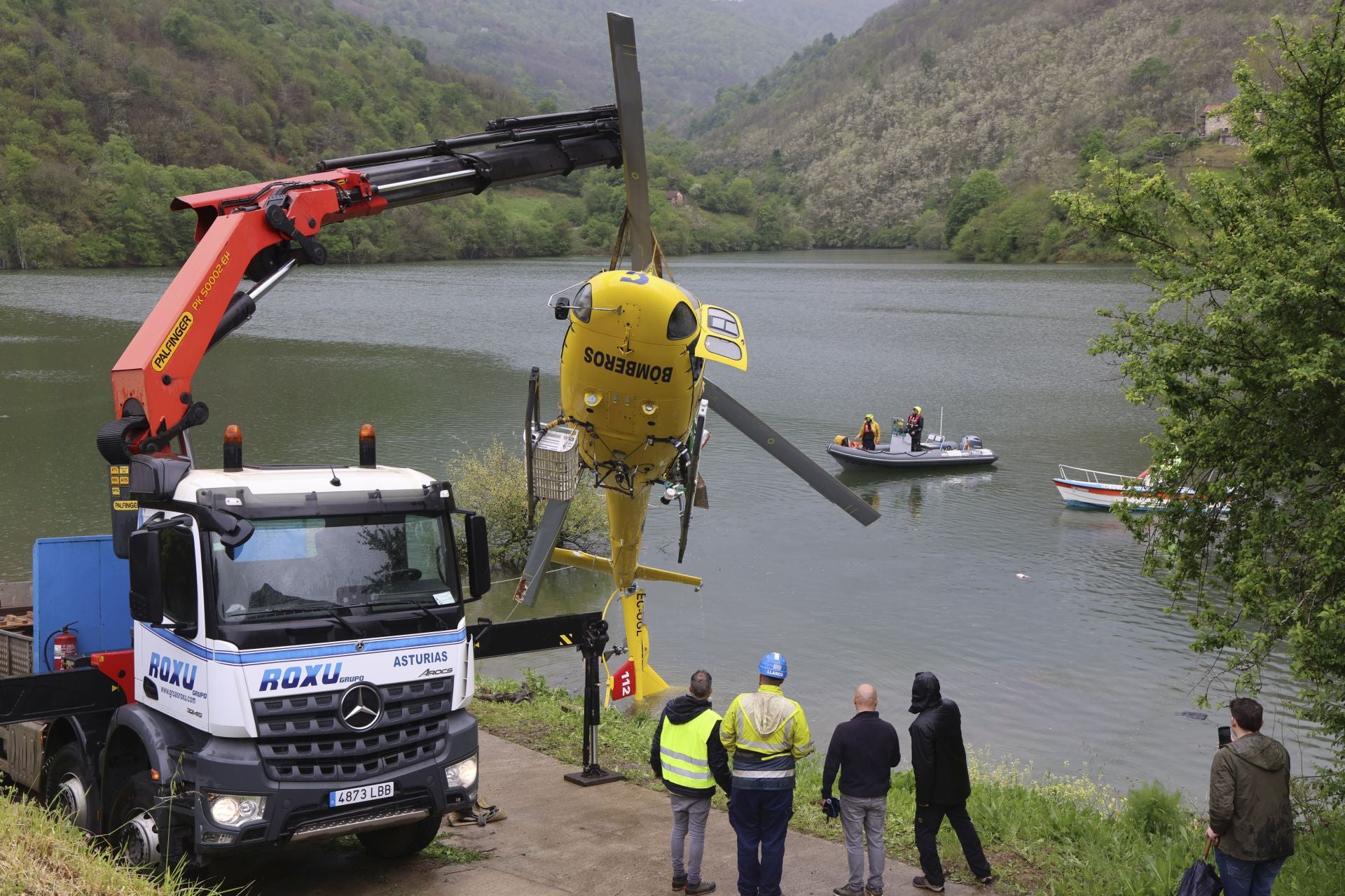 Localizan el helicóptero que se cayó al embalse de Tanes: está boca abajo a 10 metros de profundidad