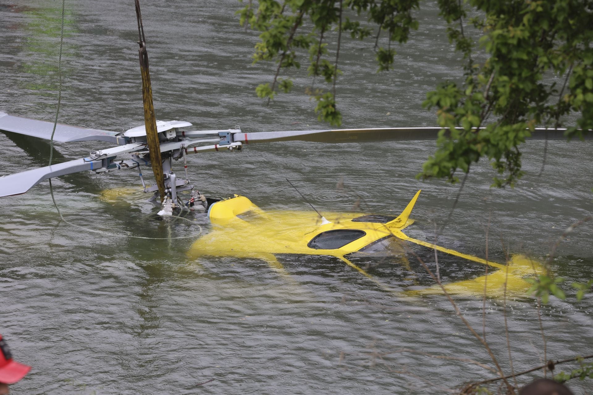 Localizan el helicóptero que se cayó al embalse de Tanes: está boca abajo a 10 metros de profundidad