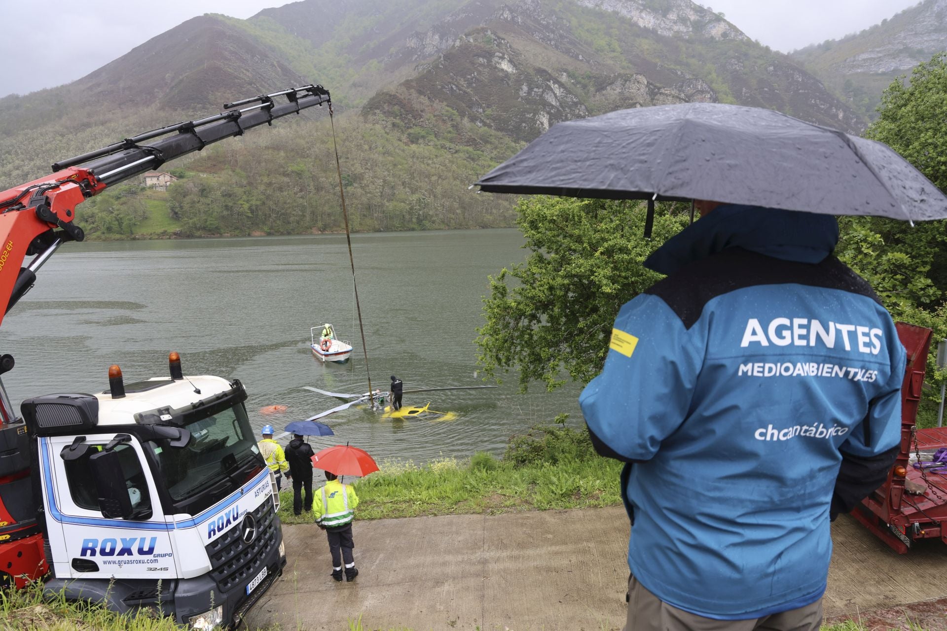 Localizan el helicóptero que se cayó al embalse de Tanes: está boca abajo a 10 metros de profundidad