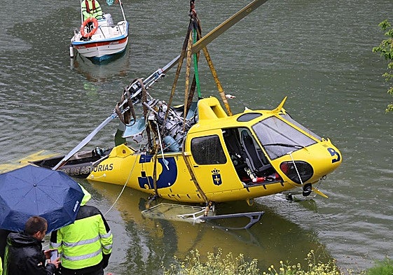 Momento en el que los buzos reflotan el helicóptero.