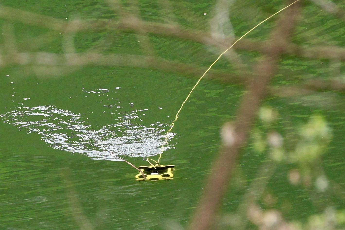 Localizan el helicóptero que se cayó al embalse de Tanes: está boca abajo a 10 metros de profundidad