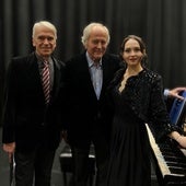 Yulian Pechenyi, en el centro, acompañado por Bohdan Lastivka-percusionista y Lyliya Jolomenyuk-pianista-solista.