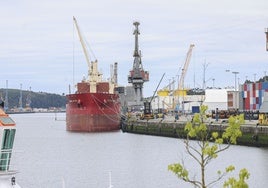 Un barco descarga mercancía en uno de los muelles portuarios de la margen derecha de la ría de Avilés.