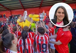 La portera Adriana Sirgo con sus compañeras del Sporting Femenino tras ganar el partido.