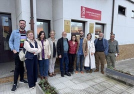 La nueva ejecutiva de PSOE Ribadesella, con Santiago del Pozo (cuarto por la derecha) junto a Adriana Lastra.