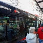 Viajeros subiéndose a un autobús municipal de la línea 10 (Pumarín-Somió/Hospital de Cabueñes).