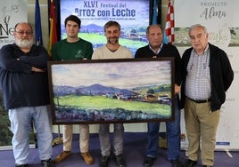 Laureano Corrales y Mateo Monestina, presidentes de la Cofradía del Arroz con Leche y de la asociación de fiestas L'Órbayu San Francisco, con Gerardo Fabián, alcalde de Cabranes, y los ediles José Luis Miyar y Armando Busto, posan con el cuadro pintado por el artista Santos Monestina.