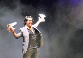 El mago Lautaro, en una gala anterior en el Auditorio de Siero.